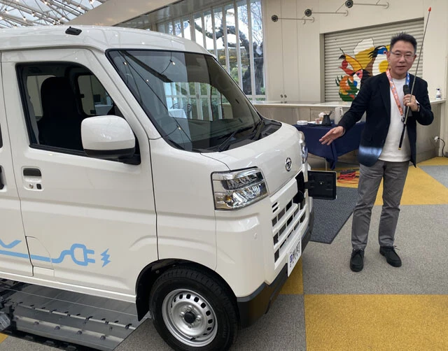 開発責任者の齋藤寛氏。e-ハイゼットカーゴとe-アトレーの2台で、月間300台規模の販売を見込むという齋藤氏。果たして市場の反応はいかに!?