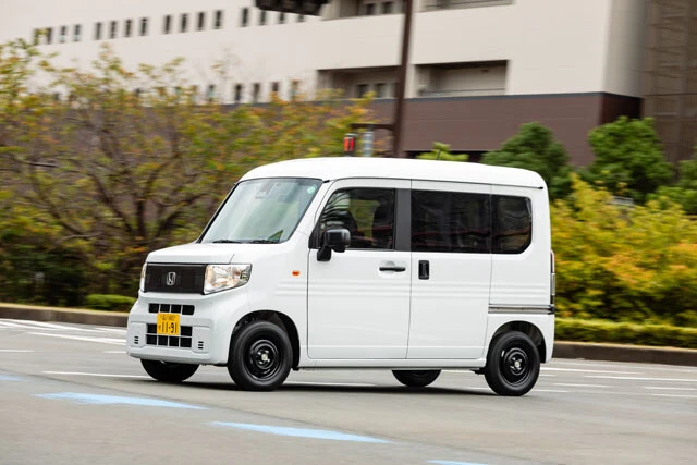 孤高の実力派・ホンダ N-VAN e:。横から積める使い勝手で、仕事とプライベートをシームレスにつなぐ。ホンダらしい発想が光る軽商用EV。車中泊にも使いたくなる