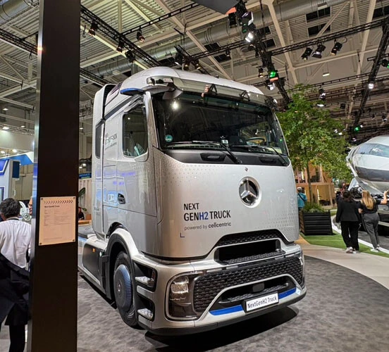 ダイムラートラックの燃料電池トラック「Next Gen H2 TRUCK」。液体水素を採用し、1000㎞超の長距離輸送を視野に開発が進められている