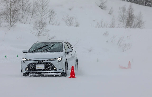 オールシーズンタイヤの新製品クロスクライメート3も、激しく雪が降りしきる中で徹底チェックをブチカマした