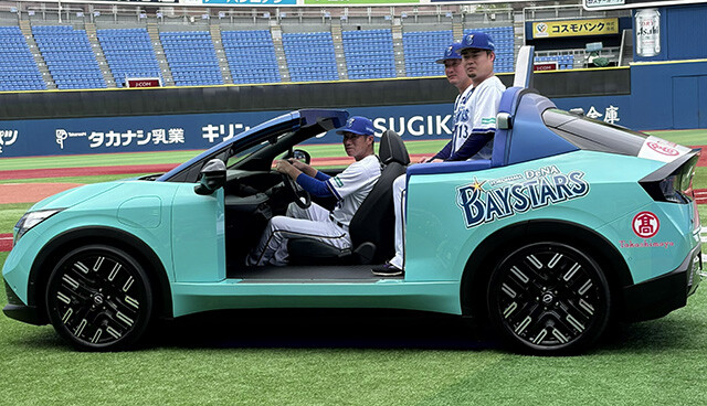 新型リリーフカーに乗る横浜DeNAベイスターズの相川亮二監督（運転席）、筒香嘉智内野手（後席右）、伊勢大夢投手（後席左）
