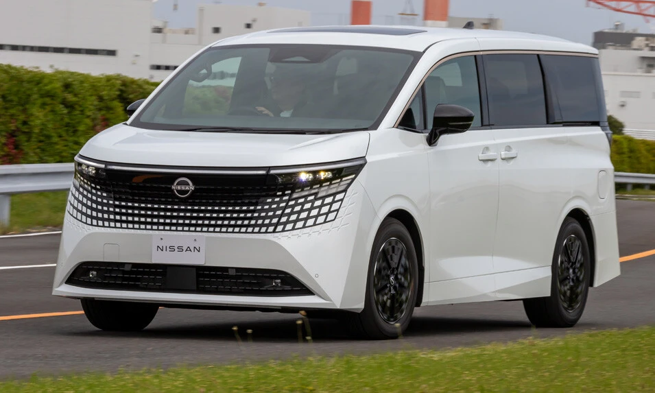 日産のテストコースで新型エルグランドを走らせる。再建の切り札とされる一台、果たしてその実力は!?