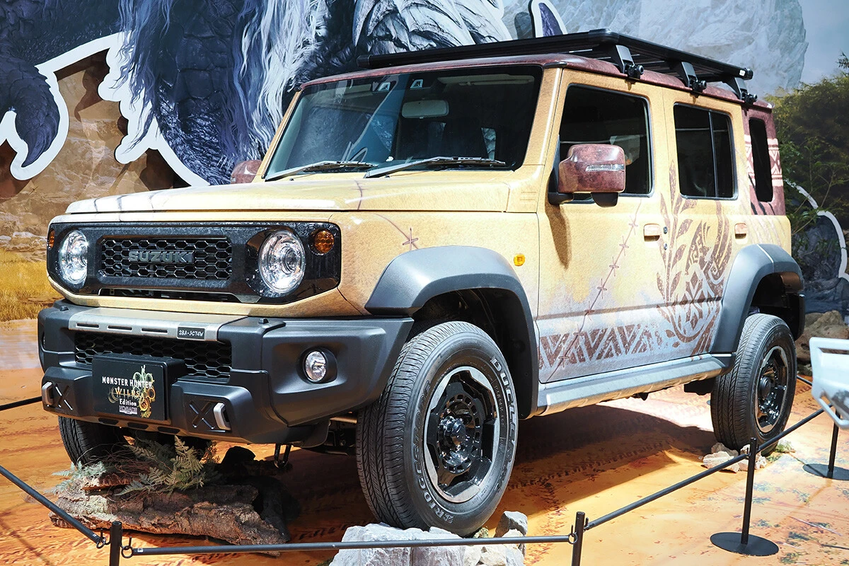 スズキは東京オートサロン2026（千葉県の幕張メッセで1月9～11日に開催）で、カプコンの大人気ゲーム『モンスターハンター』とコラボしたジムニーノマド（写真）と二輪のDR-Z4Sを展示。若年層へのブランド認知拡大を図った