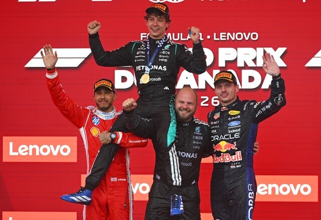 カナダではフェラーリ移籍後の最上位の2位表彰台を獲得したハミルトン（左）。優勝したアントネッリを持ち上げて祝福するが、モナコでは2024年の母国イギリス以来の勝利への期待がかかる