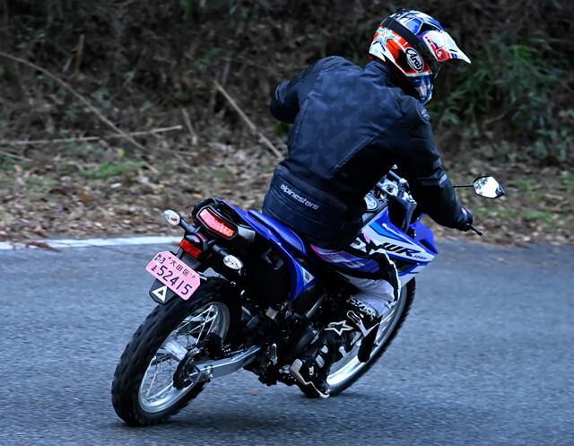 オフロードコースではジャンプ走行までこなし、その後は舗装路でも時間をかけて走り込んだ青木氏