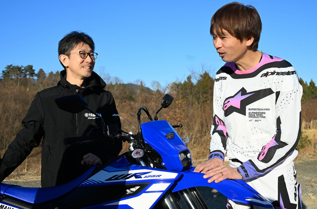 ヤマハ発動機販売の松岡大司社長（左）を直撃した青木氏（右）。現場では開発陣もロックオンし、納得するまで質問していた