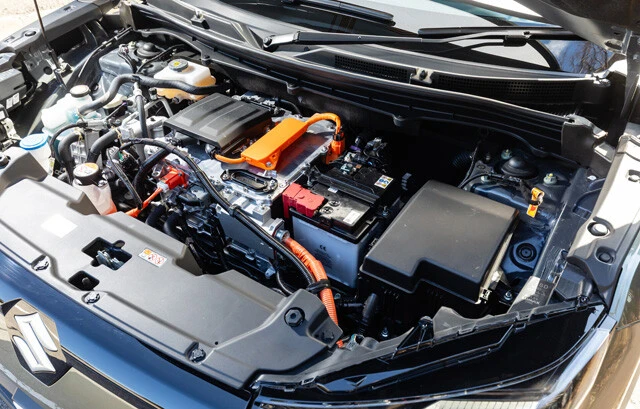ボンネットを開ければ、EVパワートレインがどっしりと鎮座。もちろん、音はほとんどゼロ