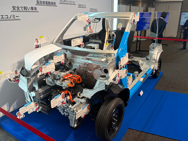 新技術を搭載したカットモデル。スズキは車体のあらゆる部分を見直し、安全性を高めながら軽量化を目指す