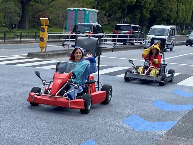 近年、着ぐるみを着た訪日外国人観光客が、公道カートで東京都内を走行する姿が注目を集めている