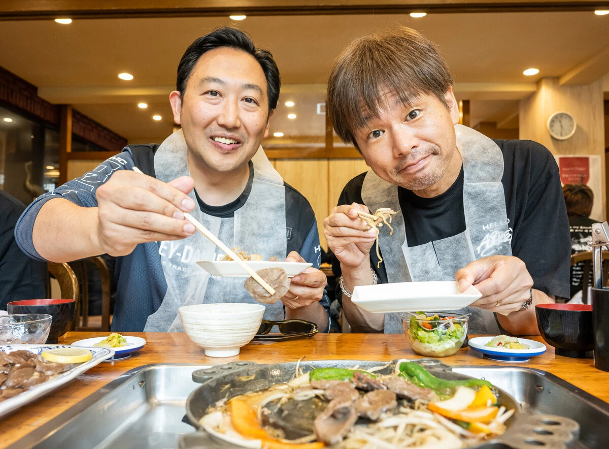 就任時から玉木代表（左）を徹底取材してきた青木氏。写真は北海道ツーリングのひとコマで、食事の時間も常に代表の隣を陣取る徹底ぶり