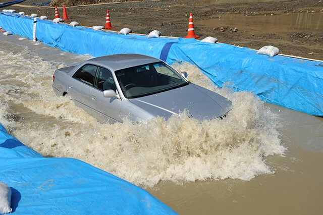 水深30㎝（時速30キロ）　 同じ水深30㎝でも、時速30キロで走行した場合は巻き上げる水の量が多くなり、エンジンルーム内に大量の水が流入することが確認された