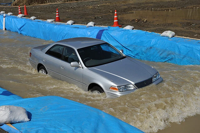 【セダンタイプのテスト】 水深30㎝（時速10キロ）　 時速10キロで走行した場合、フロントバンパー上部に水が達する状態でも、フロントグリルから直接水が入り込むことはなかった