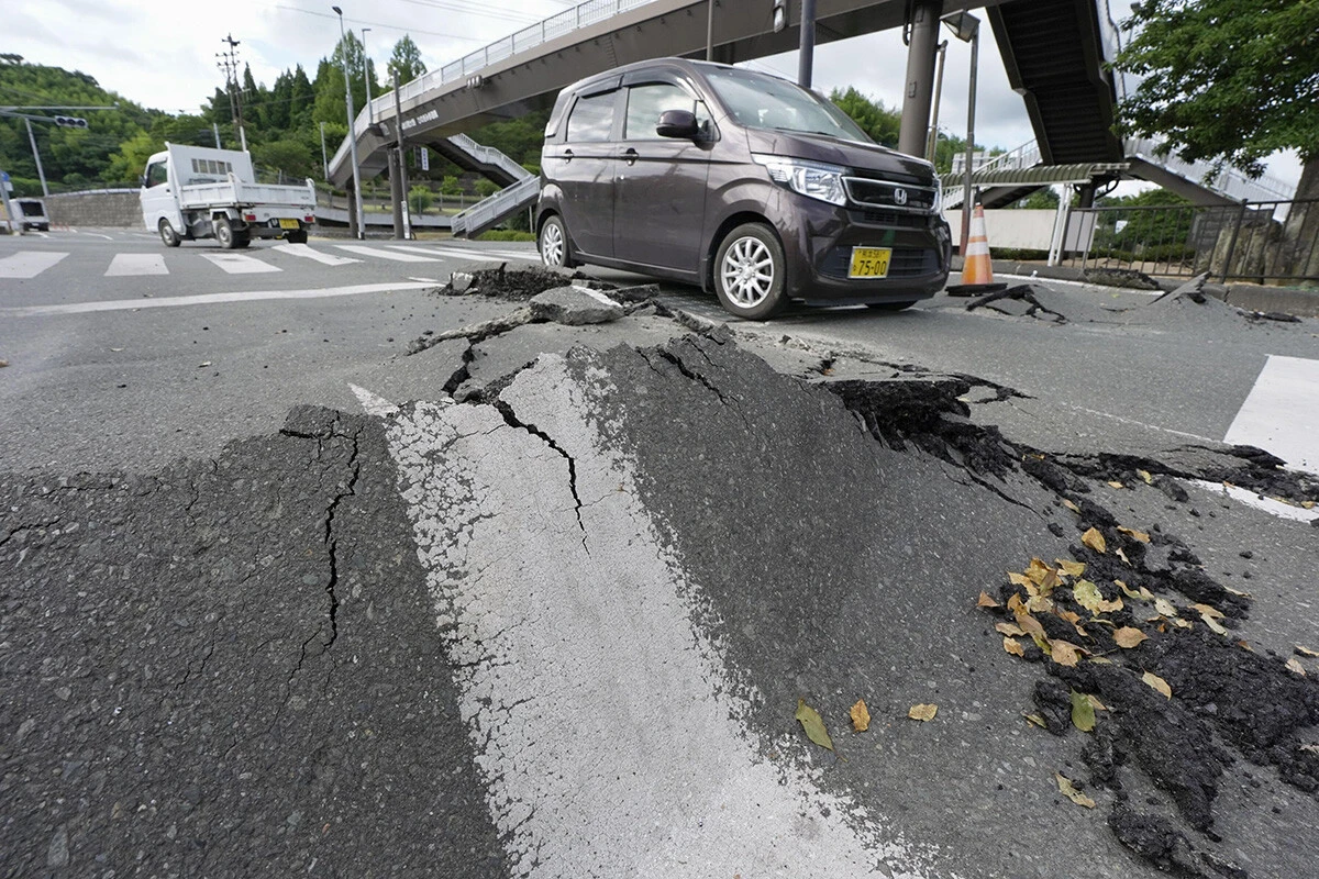 熊本県氷川町では地震の影響で道路が大きく変形。信号も停電で機能しなくなり、ドライバーは普段とはまったく異なる状況への対応を迫られた