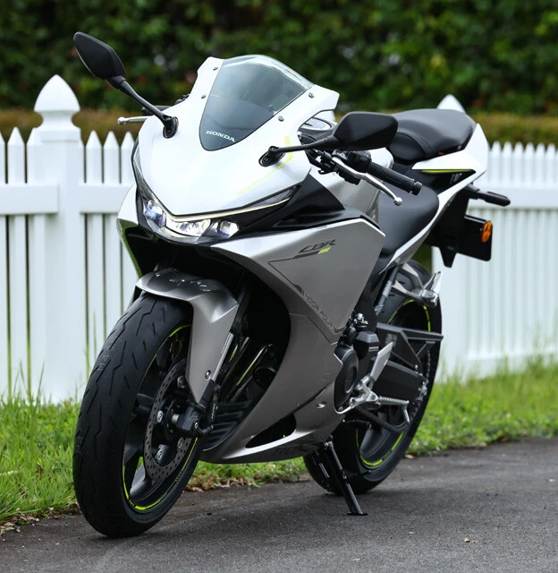ホンダ CBR400R FOUR E-Clutch　価格：119万9000円　フルカウルをまとったロードスポーツ。金属を削り出したようなシャープな面構成で、近未来感ギンギン！