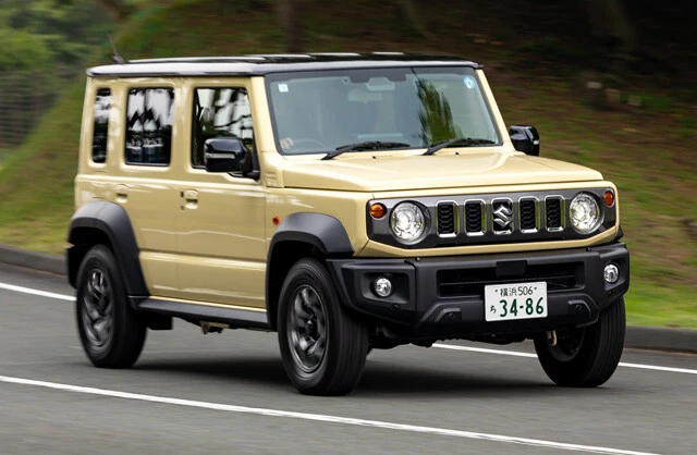 スズキ ジムニーノマド　価格：292万6000円　悪路も舗装路もこなす二刀流。速さを求めるより、のんびり景色を楽しみながら走るのがよく似合う