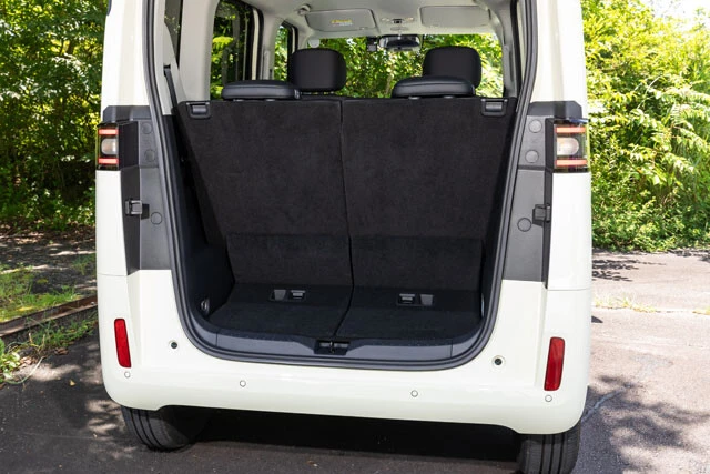 荷室容量は280Lを確保。後席は50：50分割可倒式で、荷物の大きさに応じて柔軟なシートアレンジが可能