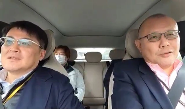 EZ-60の開発主査、マツダの小澤裕史氏（右）の運転に同乗し、特濃取材を敢行する山本氏（左）