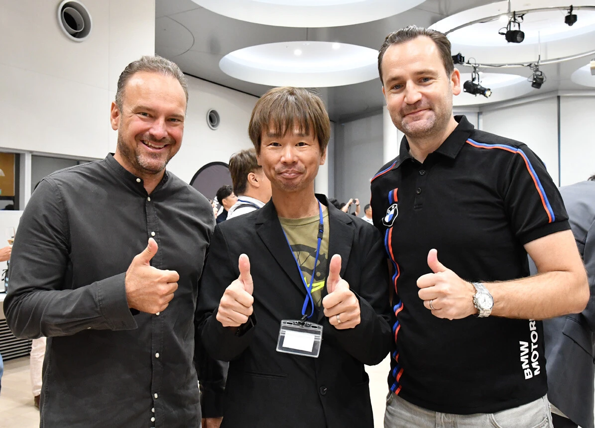 BMWモトラッドのマーカス・フラッシュCEO（左）と、同社モータースポーツ責任者のスヴェン・ブルッシュ氏（右）に、青木氏（中央）が鋭く切り込んだ