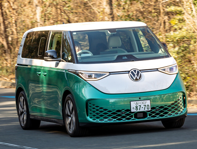 フォルクスワーゲン ID.Buzz Pro（6人乗り）　価格：888万9000円～　女子大生スタッフのドライブで後部座席に座った小田原先生。乗り心地、広さなども入念に確認していた