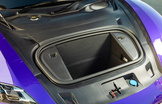 フロント81リットル、リア326リットルのラゲッジスペースを備え、遠出の荷物も余裕で収納できる