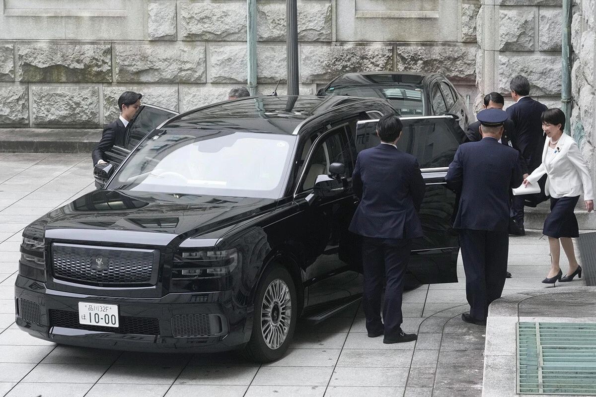 新調された専用車（SUVタイプの新型センチュリー）にホクホク顔で乗り込む高市早苗総理（右端）