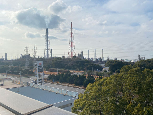 営業研究所の屋上から道を挟んだ向かい側には、南地約8㎞、東西約4㎞にわたり製油所や関連施設が広がる