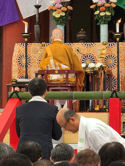 7月18日、長野県茅野市の聖光寺の夏季大祭で交通安全を祈願した近健太新社長