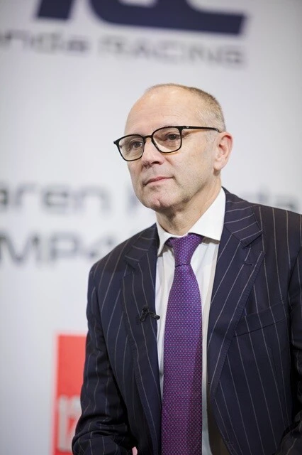 F1の社長兼最高経営責任者（CEO）を務めるステファノ・ドメニカリ氏。イタリア出身の61歳。2008年から14年までフェラーリのチームの代表を務める、その後、アウディ、ランボルギーニを経て2021年から現職に就く