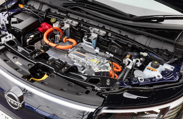 ボンネット内では、駆動用モーターなどの電動ユニットが効率良く配置。航続距離も着実に伸びた