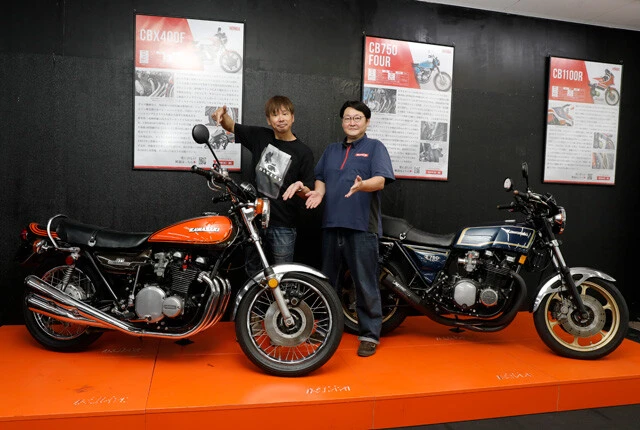 黒澤 恒店長（右）も太鼓判を押すカワサキZ750RSの極上車。希少な初期モデルが持つ圧倒的なオーラに、青木氏（左）も驚きを隠せなかった