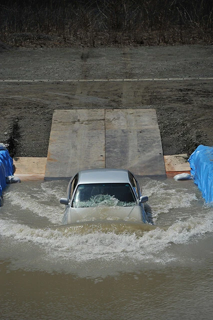 水深60㎝（時速10キロ）　 水深60㎝ではフロントガラスの下端まで水をかぶった。それでもすぐには停止せず走行を続けたが、上りのスロープに差しかかった31m?地点でエンジンが停止