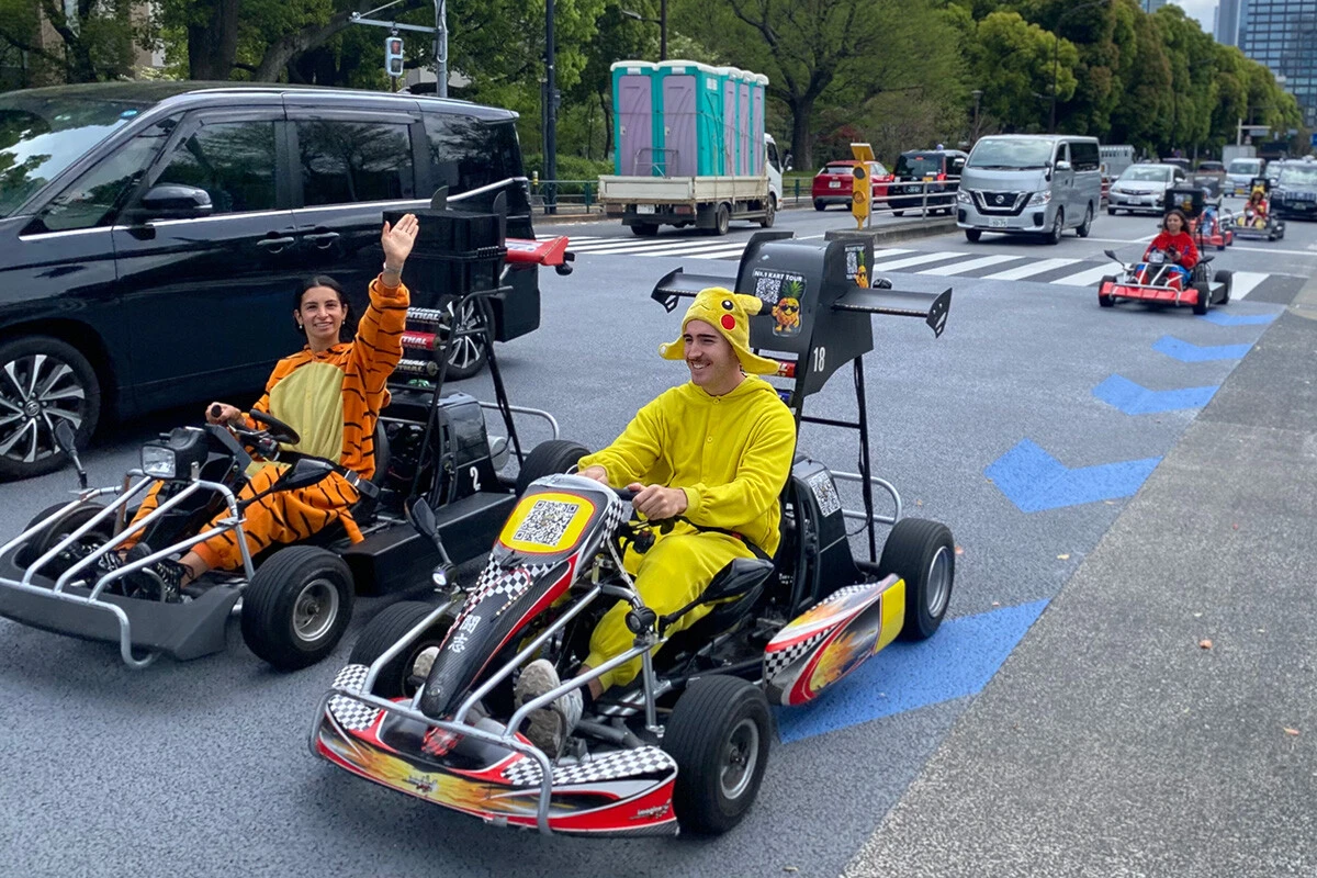 訪日外国人観光客の間で、キャラクターの着ぐるみを着て車道をカートで走行する「公道カート」が観光名物となっている。楽しげな光景とは裏腹に、一般車両との混在による危険性を指摘する声も少なくない