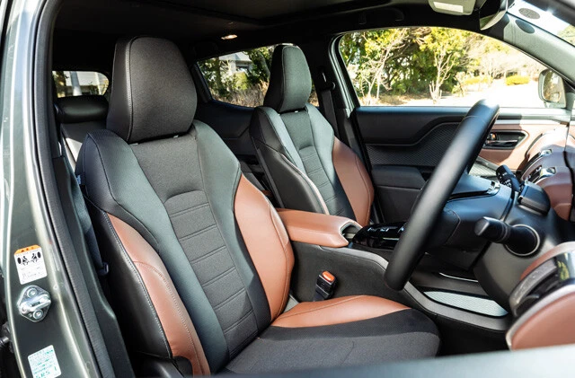 シートヒーター、ハンドルヒーター、ヒーテッドドアミラーに加え、運転席にはパワーシートを装備