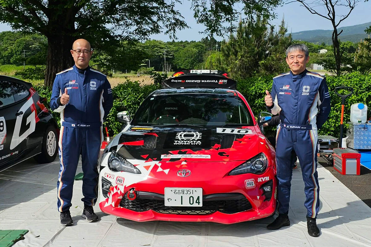 TGRラリーチャレンジに出場した近健太社長（左）と、ウーブン・バイ・トヨタの隈部肇代表取締役CEO（右）