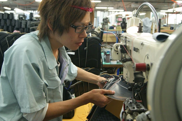 普通の一社員としてきびきび働いていた。竹井祥貴さんは自称＂半人前＂だが小森工場長の信頼は厚い