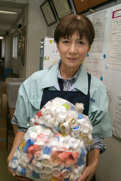 。途上国の子供のワクチン接種の資金支援として、小森さんが持つペットボトルのキャップ集めも日常的