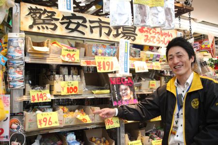 ドン・キホーテ吉祥寺駅前店の竹下慎哉店長によると、「ドンキでは“売り場”ではなく“買い場”と呼ぶ」とのこと。そこには、徹底した客目線の発想がある