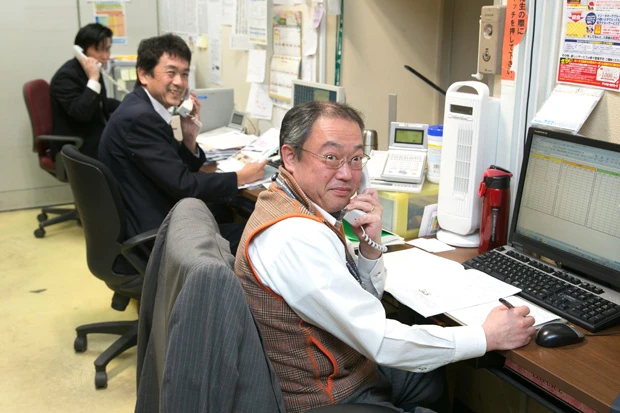 専門知識をフル動員して質問に答える家電ソムリエの皆さん。フリーダイヤル:0120 -066 -922 (12 時~24 時、年中無休)