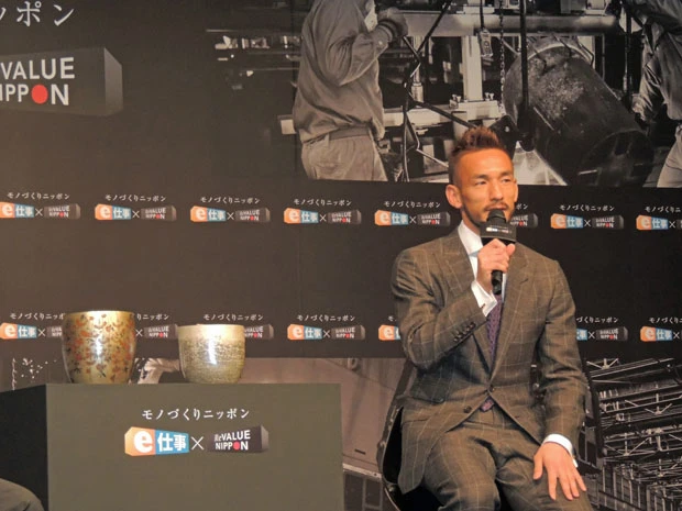 奥山氏のしだれ桜をモチーフにした作品(左)と、CM撮影で中田氏が手がけた作品(右)