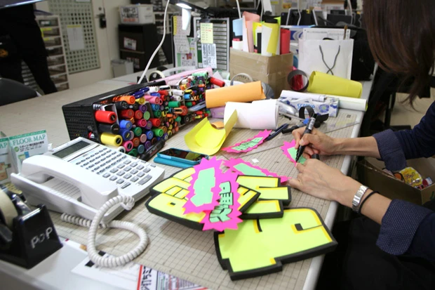 吉祥寺駅前店のPOPライターさんは、この道ひと筋十数年。各「買い場」スタッフの千差万別の要求に応えていく