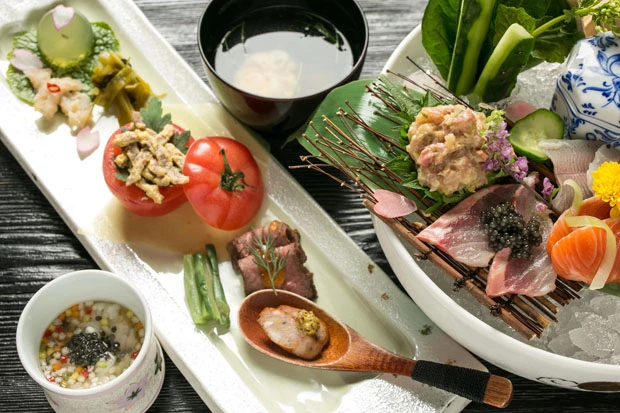 自家製奥飛騨キャビア茶漬け、チョウザメの刺し身はもちろん、飛騨牛のステーキやしゃぶしゃぶなど贅(ぜい)を極めた夕食コース。長皿の前菜にはスッポンの煮こごりやチョウザメ入りソーセージの珍味が盛られている