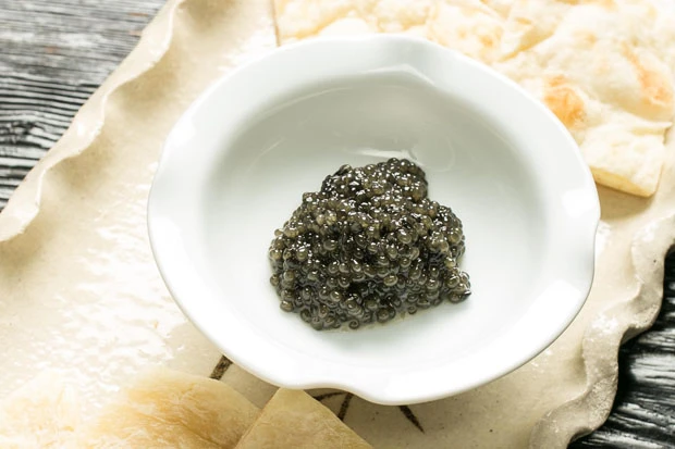 コースとは別注の「奥飛騨キャビア＆ナン」はキャビア３０ｇで９０００円。塩気がナンと合う贅沢な新発見！