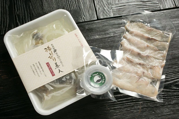 (左から)「湯けむり美人すっぽんスープ」(4700円・1箱2パック入り)、「奥飛騨キャビア15g」(8400円)、「チョウザメ昆布〆」(1200円)はお取り寄せできる