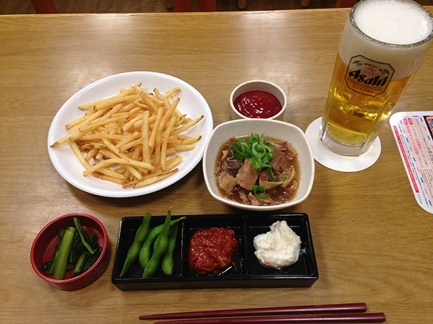 人気の「ちょい呑みセット」(1000円)。生ビール、お通し(漬物)、牛すじ煮込み、先付け3点セット、フライドポテトとボリューム満点。