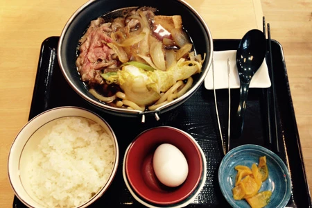 すき家の「牛すき鍋定食」は、肉は生。野菜は少し火が通った状態で用意される。完成まで約5分。食べるまでの時間を一番要する