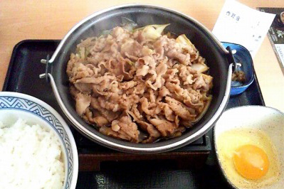 吉野家の「牛すき鍋膳」は時間短縮のため、ほぼ火が通った状態で目の前に出てくる。出来上がるまでの所要時間は約2、3分