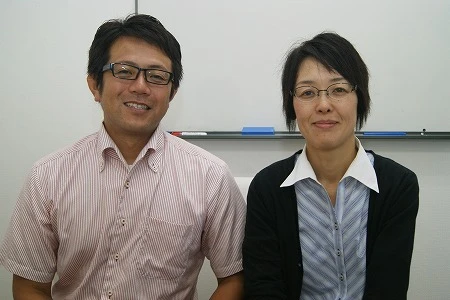 会津電力の小林恵子さんと会津太陽光発電の佐藤浩二営業部長。