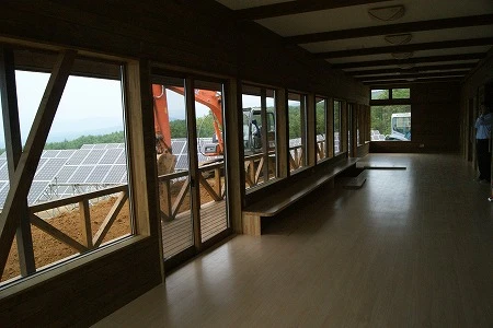 再生可能エネルギーについての資料を展示、住民や子供たちへの啓蒙活動を行なう「雄国大学」も準備が進むが…。