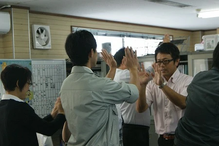 「会津太陽光発電」では朝礼はハイタッチで始まる。使命感と元気にあふれた彼らは電力自給の夢に向かってめげてない!