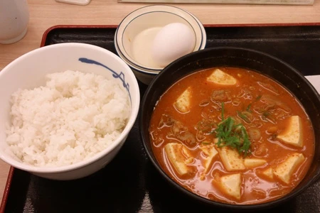 松屋の「豆腐キムチチゲセット」は、唯一出来上がった状態で目の前に。ほかのふたつに比べ、値段は安いが量はさほど変わらず